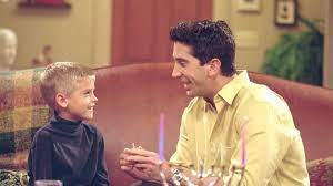 In fact, cole sprouse starred in nbc's friends series as ross geller's son ben geller. Bei Friends Dreh Cole Sprouse Stand Auf Jennifer Aniston Promiflash De