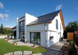 Die dachform weckt erinnerungen an eine lokale bautradition, die man bei den anderen architekturelementen vergeblich sucht. Haus Leitner