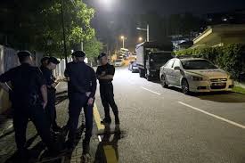 Menyedari najib dan keluarga ada problem daripada segi kewangan kerana hampir cagarkan rumah di taman duta untuk bayar ikat jamin, sekumpulan penyokong yang gelar diri dorang solidariti bersama datuk najib bakal lancarkan tabung khas untuk kutip derma bagi bekas pemimpin tu, lapor the star. Geledah Rumah Najib Razak Polisi Sita Barang Pribadi Termasuk Tas