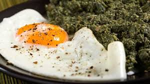 4.separat, freacă o lingură cu făină cu câteva linguri cu apă de urzici și toarnă amestecul peste mâncarea de urzici cu usturoi. Mancare De Urzici Cu Ou Reteta Untdelemn De La Bunica