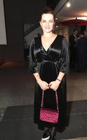 Zpěvačka marta jandová (46) odvedla svou dcerku poprvé do školy. Jandova Se Nechala Tetovat S Kamaradkou Co Ji To Hnizdi Na Ruce Ahaonline Cz