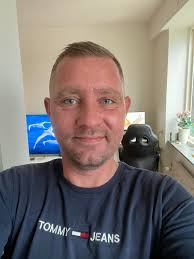 Hejsa jeg søger en kæreste jeg er en venlig fyr 51 år fra Falster jeg bor  ude på landet.