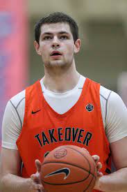 Michigan S Juwan Howard Prioritizing 4 Star Center Hunter Dickinson Michigan Usa Today Sports Ufc Fighters