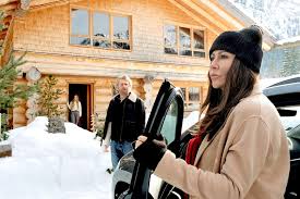 His normal outfit consists of a red orange shirt with the collar up, with a silver chestplate and shoulderplates. Bild Von Fruhling Weihnachtswunder Bild 1 Auf 8 Filmstarts De