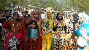 Budaya indonesia adalah seluruh kebudayaan nasional, kebudayaan lokal, maupun kebudayaan asal asing yang telah ada di indonesia sebelum indonesia merdeka pada tahun 1945. Pamerkan Ragam Budaya Indonesia Panitia Lepas 10 Ribu Tiket Festival Lamaru Tribun Kaltim