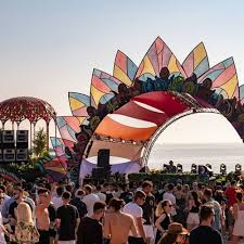 Acesta se desfășoară în fiecare an pe neversea beach din constanța, în apropierea plajei modern. Akos Daydreaming Neversea Festival 2019 By Akos