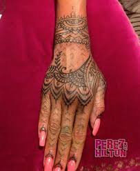 Rihanna Gets A Massive Hand Tattoo See Her New Ink Here Rihanna Hand Tattoo Henna Tattoo Hand Henna Inspired Tattoos