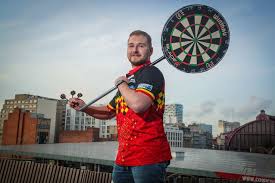 Rob cross has just the right pre match words to inspire him to. Evi Loyaerts De Sleutel Van Het Succes Van Dimitri Van Den Bergh Z N Vrienden In Engeland Noemen M Zelfs Cheesy Omdat Hij Altijd Zo Lief En Eerlijk Is Premier League Darts