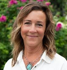 Lynn Dillon's Instagram, Twitter & Facebook