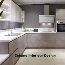 Le comptoir de l'îlot de la cuisine est plus bas pour accueillir des chaises de hauteur normale. Cuisine Design Cuisiniste Specialiste Des Meubles De Cuisine Haut De Gamme Sur Mesure De Qualite Allemande Et Francaise A Toulouse Cuisine Interieur Design Toulouse