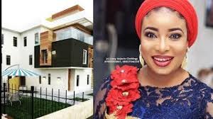 Lizzy anjorin has addressed her fight with toyin abraham which turn a different turn after she she also alleged that toyin abraham gave birth in a traditional house in nigeria and waited for 10 days to. Lizzy Anjorin House Herunterladen