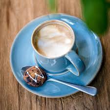 Wir Lieben Es Verschiedene Kaffeevariationen Auszuprobieren Mit Wildkaffee Als Regionale Rosterei An Unserer Seite Schmeckt Der Kaffee Gl Tableware Glassware