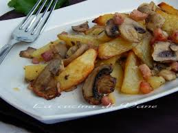 I funghi porcini con patate in padella sono un contorno vegano autunnale molto profumato e saporito, da abbinare ad un secondo di carne: Zuppa Ricetta Patate E Funghi Porcini Al Forno