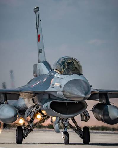 Merzifon 5'inci Ana Jet Üs Komutanlığındaki F-16 pilotlarının gerçekleştirdiği saygı uçuşu, şehitlerimize verilen değerin ve vefanın en anlamlı göstergesidir. Vatan için canını feda eden tüm aziz şehitlerimizi rahmetle, minnetle ve şükranla anıyorum.