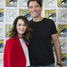Goran Visnjic And Abigail Spencer At Comic Con Supporting S1 Of Timeless Timeless Series Timeless Goran Visnjic