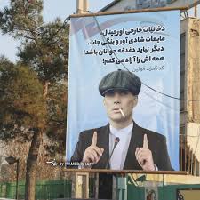 ארתור רובינס, אחד מהמייסדים של תחום הטיפול באמנות, כותב רבות על פגיעות המטפל, לדעתו מטפל אמור להתחבר אל חווית המטופל ממקום מאד אישי כדי להבין אותו. Aurora Intel V Twitter I Feel Like Tommy Shelby From Peaky Blinders Is The Correct Election Vote In Iran