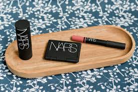 Bonjour les beautés, on se retrouve aujourd'hui pour parler de rouge à lèvres mais pas n'importe lequel : Revue Maquillage Avis Et Test De Nars Sur Le Blog Birds Bicycles