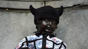 Jak wszyscy wiedzą, pis to partia kolesi, homofobów, faszystów, nazistów itp. Manneken Pis Tragt Designerkleidung Von Jean Paul Gaultier