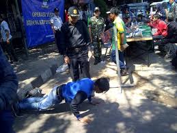 Meskipun ia mendapatkan banyak cobaan seperti bisnisnya yang tidak berjalan mulus sampai putrinya yang ingin bersekolah ke perguruan tinggi di jakarta. Terjaring Razia Warga Dihukum Push Up Di Terminal Preman Pensiun Okezone News
