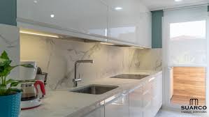 A la hora de cambiar la encimera de cocina debes tener en cuenta el uso que le vas a dar, ya que ésto te da un margen para elegir entre unos u otros materiales en función de sus características. Cocina Moderna En Color Blanco Y Encimera Dekton Aura Encimera Dekton Cocinas Blancas Modernas Cocinas Modernas
