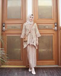 Selain dapat mencontek outfit stylish nyentrik ala tantri namirah, kamu pun dapat mencontek outfit formal dengan warna nabrak ala mitty zasia. Ala Selebgram Ootd Kondangan