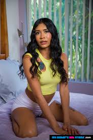 Reina Heart Slim Exotic Girl