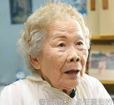 1968年，叶问与徒弟李小龙的一张罕见同框，镜头中叶问正在为李小龙撑船，而李小龙则端坐在船头。