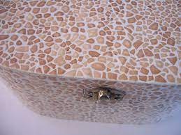 Ensuite, j'ai dessiné un papillon sur le devant et peint avec de l'alcool différentes couleurs d'encre. Mosaique Coquilles D Oeuf Les Projets De Miss Butterfly