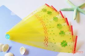 ご自宅にある透明のクリアファイルを使えば 夏にぴったりで 涼しさ満載の オリジナル扇子 が作れますよ 今回は小学校高学年の夏休みの工作にもおすすめな クリアファイルの扇子 の作り方をご紹介します 出来上がった作品は 市販の扇子と同じように使えて便利