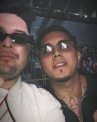 Detrás de un gran artista siempre habrá un buen manager dios lo bendiga  eres un grande mi hermano gracias por el gesto y por reconocerme el estar  ahí con ustedes 🙏🏻🇲🇽x🇨🇴✨🍀🧏🏼‍♂️