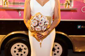 Paige kirk, who hails from sydney, australia, planned the quirky idea and left her bridesmaids in a daze. Coolest Bride Ever Replaces Flowers At Her Wedding For Doughnut Bouquets