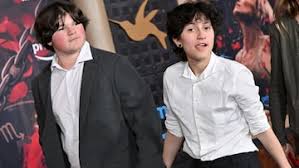 Emme Muniz se roba las miradas en la alfombra roja junto a su pareja