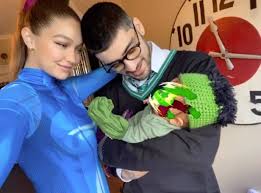 23 alongside a photo of the baby holding onto his finger. Gigi Hadid Teilt Das Erste Familienfoto Mit Zayn Malik Und Baby Girl