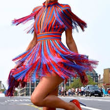 Sul retro presenta un profondo scollo a v ricoperto di elegante pizzo. Abito Vestito Vestitino Elisabetta Franchi Con Depop