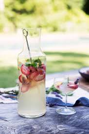 Weekend Cocktails Eye Swoon S Peach Strawberry Basil Summer Sangria Sommer Sangria Sangria Rezepte Lustige Getranke