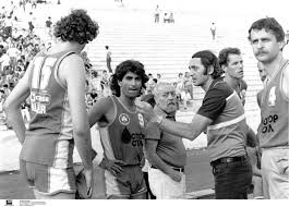 Ακολούθησαν κάποιοι άλλοι μικροί ρόλοι ως το 1970, χρονιά που συνδέθηκε με την βαγγέλη σειληνό με τον οποίο εκτός από σύζυγοι έγιναν και καλλιτεχνικό ζευγάρι. Noshleyetai Me Egkefaliko O Takhs Korwnaios