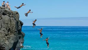 Regardez bien la hauteur tout bonnement impensable de laquelle cette personne va sauter ! Le Cliff Diving Son Histoire Sa Pratique Et Sa Dangerosite