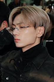 Niki Enhypen Ear Pierced