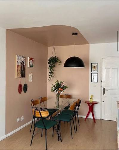 Petite chambre agrandie visuellement grâce aux couleurs claires et à la peinture blanche