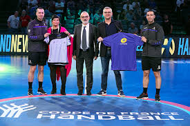 Accédez aux dernières tendances avec notre sélection pour femme, homme et enfant. Devoilement Du Nouveau Maillot D Arbitre 2019 2020 Lors Des Finales De Coupe De France Tous Arbitres