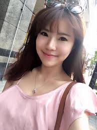 跌倒了就站起來，拍掉身上的灰塵，勇敢而優雅的往前進！］  今天是充滿正能量和快樂的一天，見了幾個女生朋友，聊聊天、談談工作，在她們的身上看到了女人堅韌而積極的力量。  努力工作，讓自己的夢想實踐，遇到了挫折，也不放棄自我，而是笑笑的，優雅的站起來，繼續前進 ...