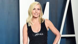 Chelsea Handler Covers Body With Books In The Snow In New Photos Hollywood Life