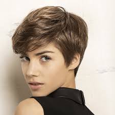 Pour vous aider à apprivoiser vous aussi vos boucles et vous inspirer à les coiffer, voici 15 coupes et coiffures. Coiffure Cheveux Coupe Courte Magazine Avantages