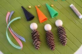 Les pommes de pins, ça ne coûte rien. Diy Deco De Noel Petits Lutins En Pommes De Pin