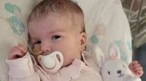 Justiça britânica ordena que aparelhos mantendo bebê vivo sejam desligados,  e papa diz rezar por ele; entenda