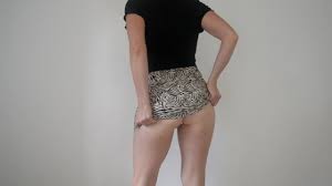Exhibe en mini jupe