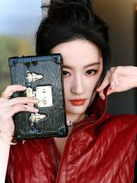 Date night for Meryl Streep and Martin Short! Tap the link in comments for  more.