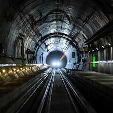 L'histoire des tunnels alpins de suisse débute au xixe siècle avec le percement des premiers tunnels permettant de traverser les alpes suisses vers l'italie de manière plus rapide et plus sûre que par les cols qui existent depuis la période romaine. Schweizer Mega Projekt Ein 450 Kilometer Langer Tunnel Stern De
