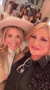 Happy Birthday lic .Wanda Alejandro que pases un feliz comienzo de este  nuevo año lleno de alegría y amor .Los 60 de nuestra amiga se celebran por  que ahora es que empieza