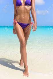 セクシーな日焼けしたビキニ ビーチ バカンス体女性。足と海で泳いでから歩いて出ると健康とフィットの美しい少女の紫の水着で下半身のクローズ  アップ。の写真素材・画像素材 Image 47751008